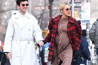 Chloe Sevigny mang thai con đầu lòng ở tuổi 45