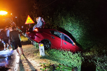 Ô tô chở 6 người lao xuống hồ nước bên đường, 2 người tử vong