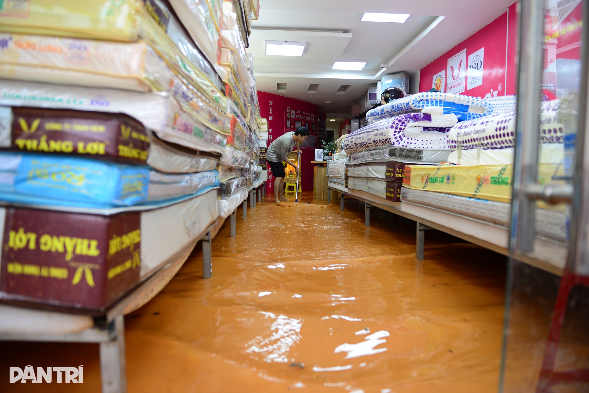 Đường phố trung tâm Đà Lạt thành sông do mưa lớn kéo dài - 11