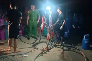 Phát hiện nhóm đối tượng chiết, nạp gas trái phép tại bãi đất ven sông