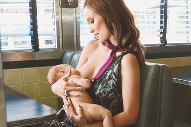 Mỹ nhân Hollywood khoe ảnh cho con bú 