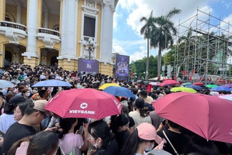 Hàng nghìn người xếp hàng từ 4h sáng lấy vé concert tại Nhà hát Lớn