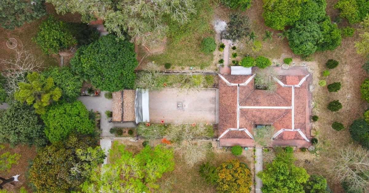 Ngôi đền cổ có đôi đũa thử độc và đĩa đá cổ