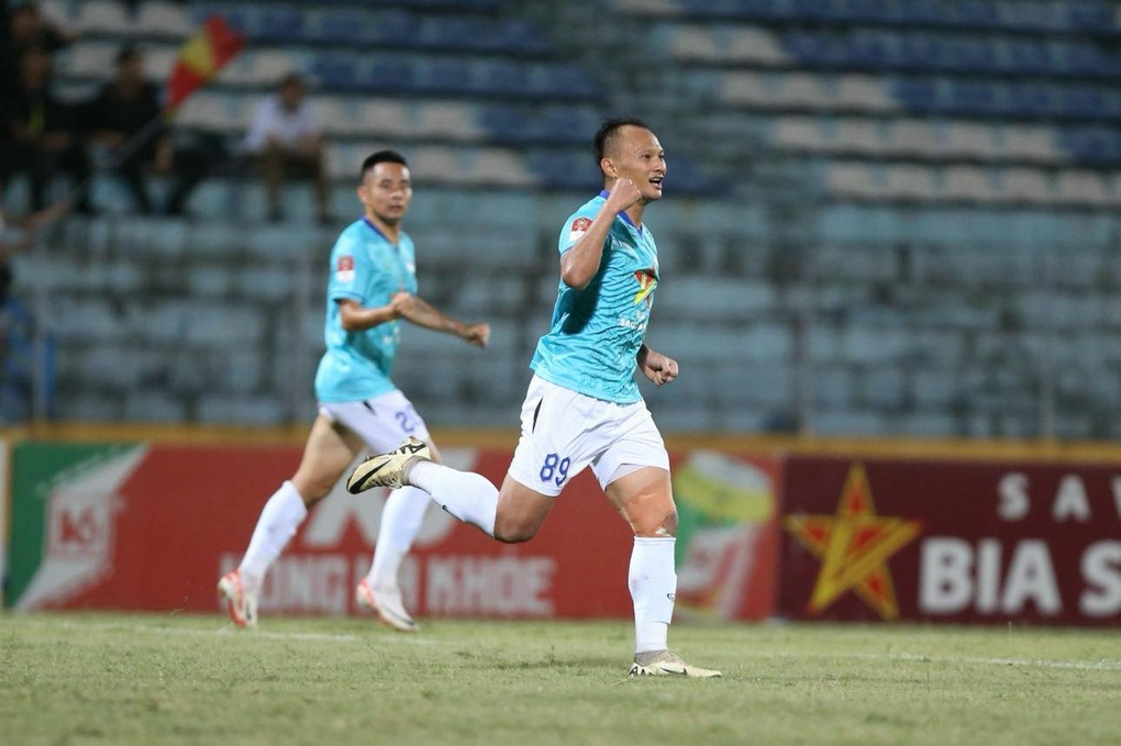 Trọng Hoàng giúp CLB Hà Tĩnh giành quyền ở lại với giải V-League - 4 Trọng Hoàng giúp CLB Hà Tĩnh giành quyền ở lại với giải V-League - 4