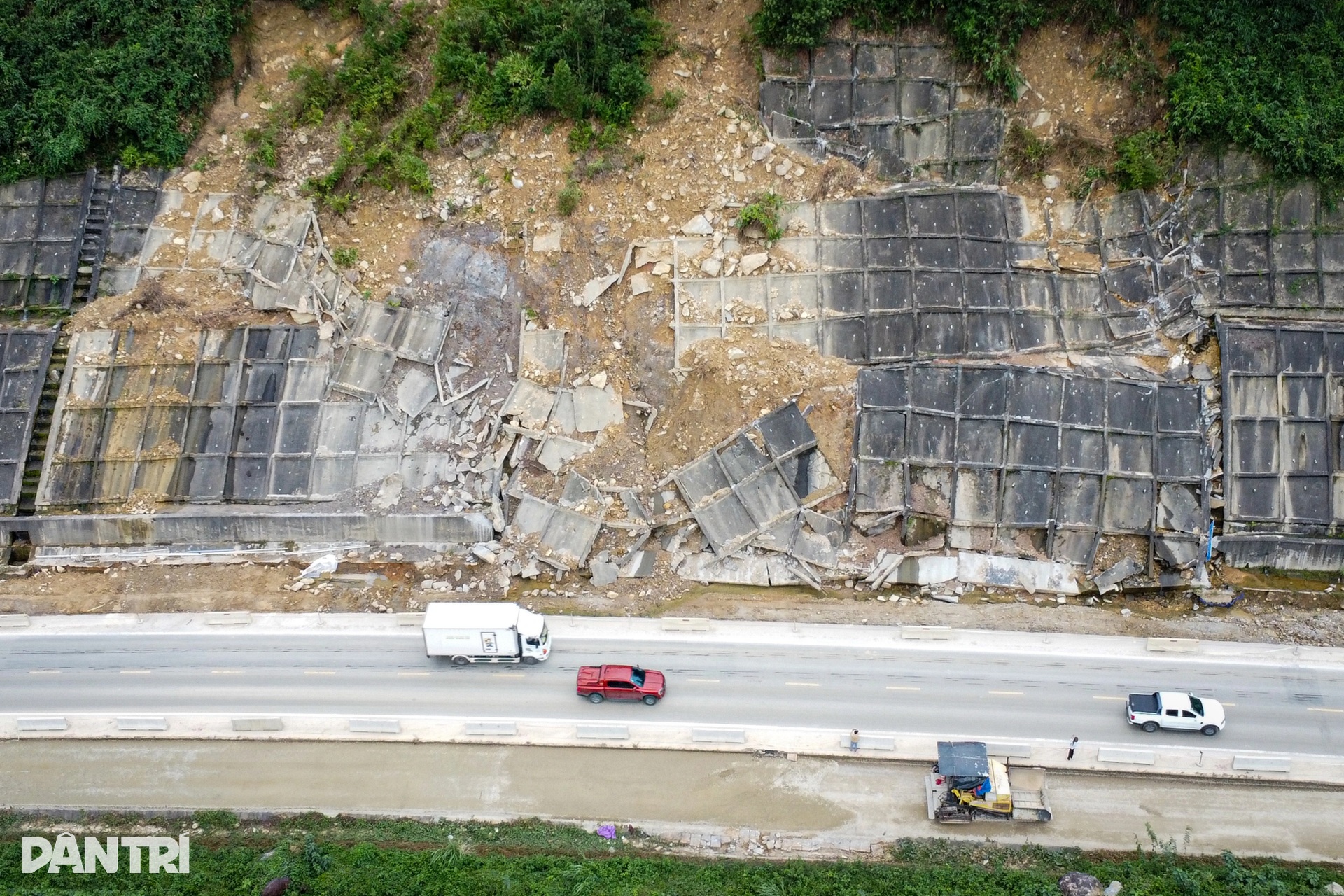 Mái chống sạt lở vỡ vụn, nằm vắt vẻo trên cao tốc La Sơn - Túy Loan - 1