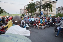 Tiểu thương xuống đường phản đối điểm bán mới vì ế ẩm 