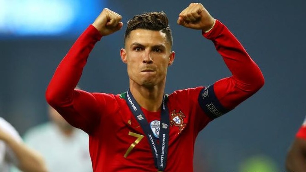 C.Ronaldo nhận giải thưởng đặc biệt, tuyên bố dự Euro 2024 - 2 C.Ronaldo nhận giải thưởng đặc biệt, tuyên bố dự Euro 2024 - 2