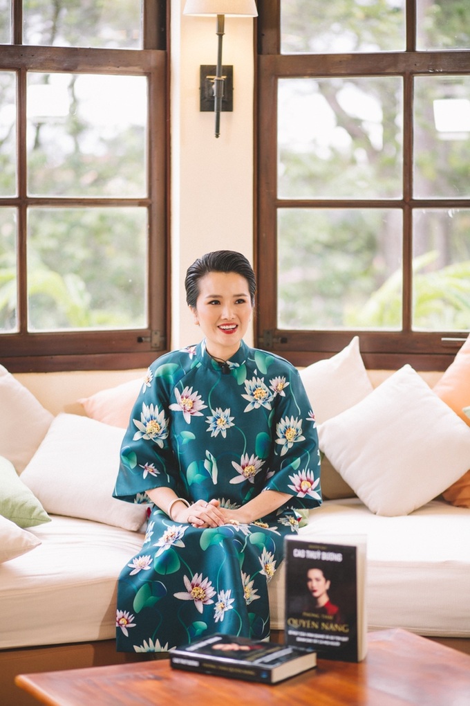 Cao Thùy Dương biến hóa với áo dài ở Đà Lạt - Ảnh 5. Cao Thùy Dương biến hóa với áo dài ở Đà Lạt - Ảnh 5.