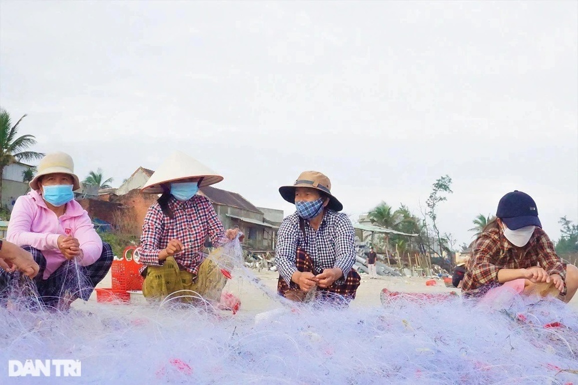 Bám biển vài tiếng, ngư dân thu tiền triệu nhờ ngón nghề tay trái - 9 Bám biển vài tiếng, ngư dân thu tiền triệu nhờ ngón nghề tay trái - 9