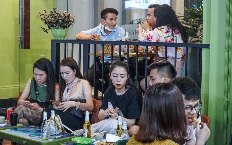 Phố Tây Hà Nội đông nghẹt người như chưa hề có Covid-19 - 6 Phố Tây Hà Nội đông nghẹt người như chưa hề có Covid-19 - 6