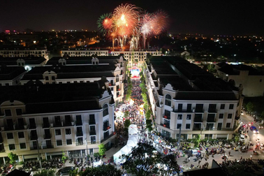 Ngập tràn sắc hè miền nhiệt đới tại "Hello Summer" Vincom Shophouse Royal Park