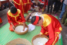 Kỳ lạ ngôi làng chỉ đàn ông mới được tham gia chơi hội