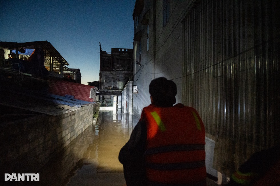 Sau lũ dữ là những bàn tay cứu người giữa “biển nước” Thái Nguyên - 7 Sau lũ dữ là những bàn tay cứu người giữa “biển nước” Thái Nguyên - 7