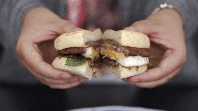 Ăn thử burger vị phở vừa ra mắt của McDonald’s: Thơm nức mũi, đủ ngon nhưng hình như thiếu món gia vị quan trọng nhất? - Ảnh 7. Ăn thử burger vị phở vừa ra mắt của McDonald’s: Thơm nức mũi, đủ ngon nhưng hình như thiếu món gia vị quan trọng nhất? - Ảnh 7.