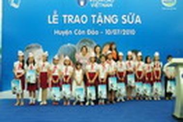 Chương trình ca nhạc đặc biệt “EM MƠ - Cùng Việt Nam vươn cao” 