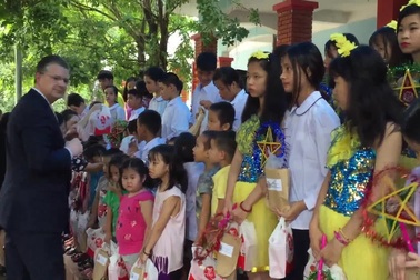 Đại sứ Mỹ phát quà cho trẻ em Việt Nam nhân dịp Tết Trung thu