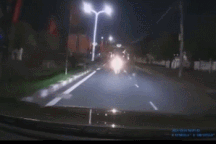 Người đàn ông chạy ngược chiều lao xe máy thẳng vào đầu ô tô