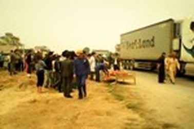 Công nhân làm đường bị xe container cán chết