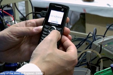 Phát minh có vẻ điên rồ: Sạc pin điện thoại bằng.. nước tiểu