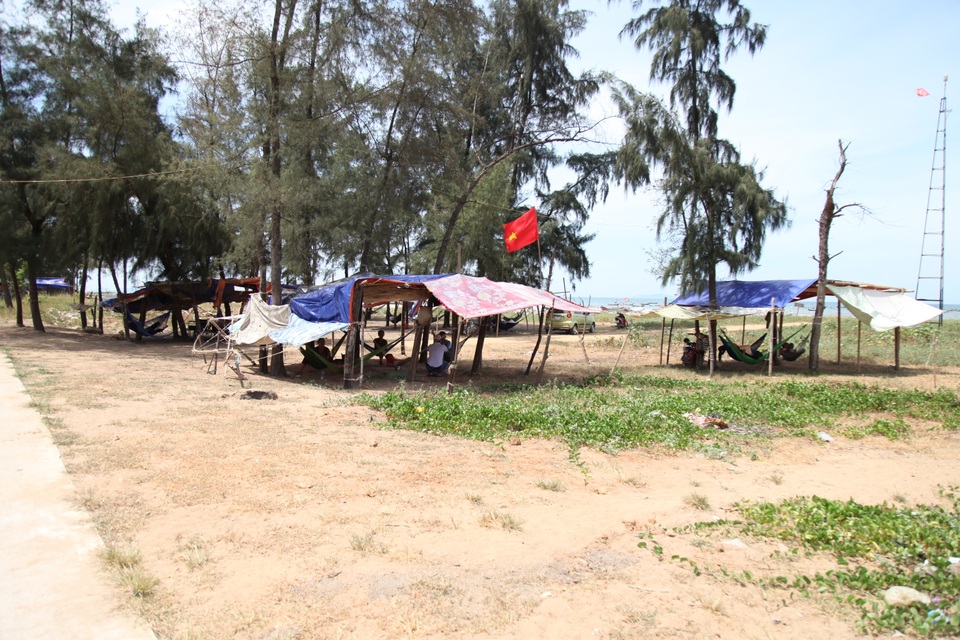 Người dân đổ ra bờ biển dựng lều, mắc võng tránh nóng - 2 Người dân đổ ra bờ biển dựng lều, mắc võng tránh nóng - 2