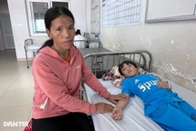 Con bị sốc nhiễm trùng nặng, mẹ nghèo day dứt vì không mua bảo hiểm