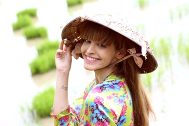 Bất ngờ với hình ảnh Andrea mặc áo bà ba cấy lúa