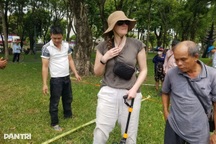 Vụ rơi nhẫn kim cương ở Huế: Khách Tây đính chính tin nhẫn giá 1 tỷ đồng