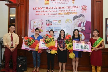 Bảo Tín Minh Châu tưng bừng trao giải chương trình “Mua nhẫn cưới vàng trúng quà sang 2015 – 2016”