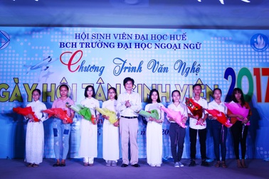 Đại học Ngoại ngữ Huế trao nhiều suất học bổng cho tân sinh viên