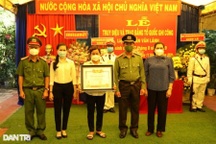 Trao bằng Tổ quốc ghi công cho liệt sĩ hy sinh khi lặn tìm người dân