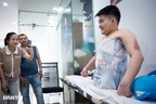 Nam sinh mất nửa người: “Em đang tập ngồi để đi ra thế giới ngoài kia”