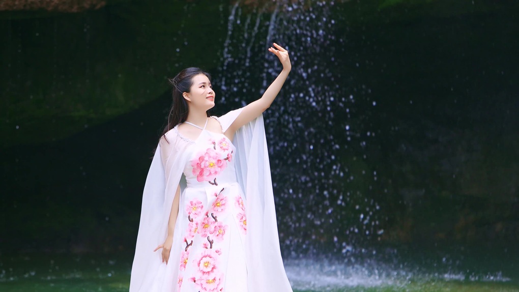 Phạm Thùy Linh thuần khiết như đóa hoa ban vùng Tây Bắc - 2 Phạm Thùy Linh thuần khiết như đóa hoa ban vùng Tây Bắc - 2
