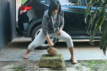 Nữ võ sĩ gây sốt khi đấm vỡ quả sầu riêng, đá cong thanh sắt