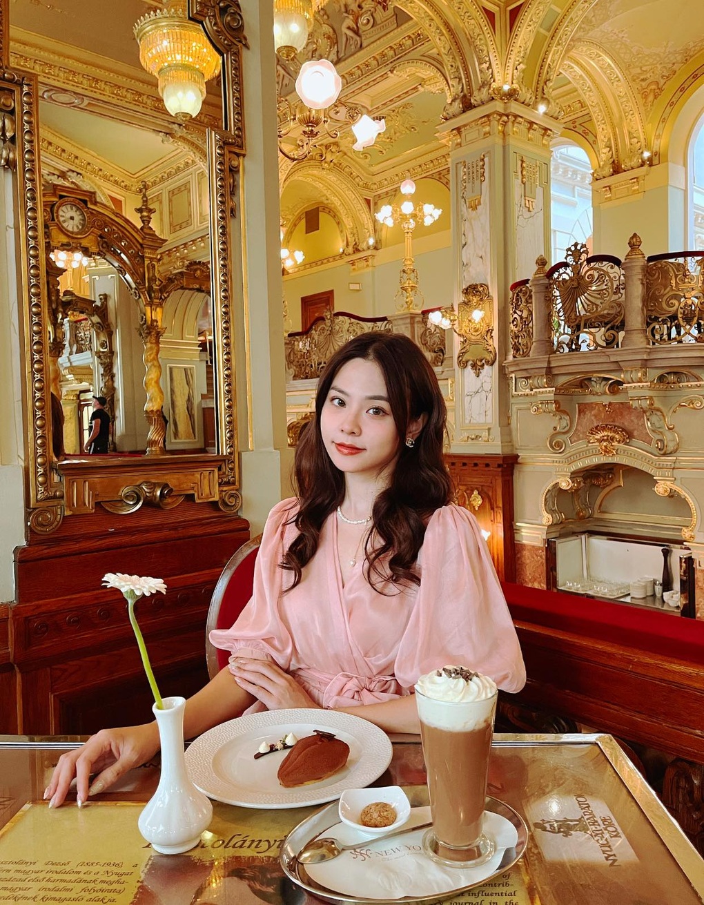 Khách Việt chi tiền triệu để được vào quán cà phê đẹp nhất thế giới - 1