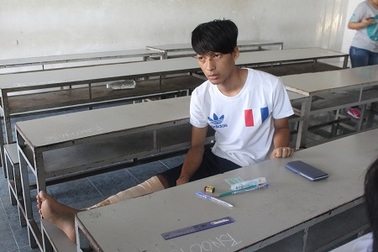 Gãy chân vẫn quyết tâm không bỏ kỳ thi THPT quốc gia