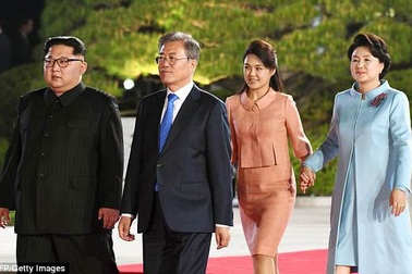 Cử chỉ gây chú ý của ông Kim Jong-un tại hội nghị liên Triều