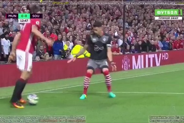 Pogba thực hiện cú sút đầu tiên về phía Southampton