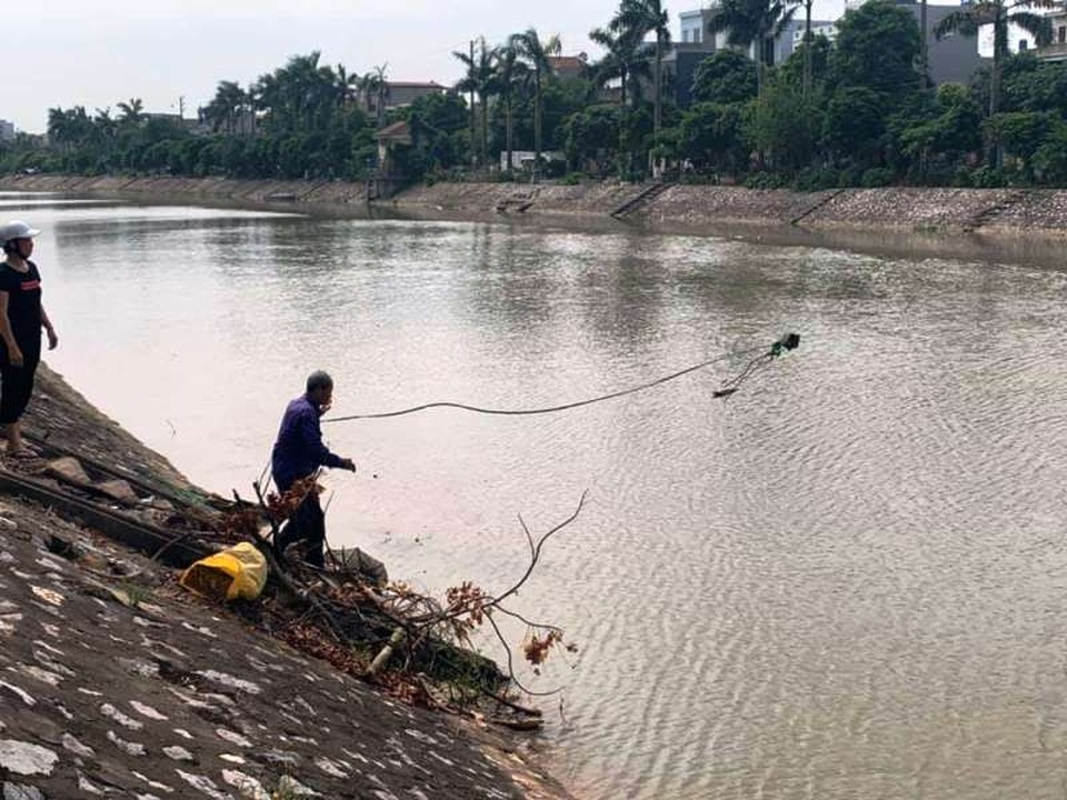Tìm thấy thi thể người đàn ông bơi nhiều lần qua sông để… tự tử - 1 Tìm thấy thi thể người đàn ông bơi nhiều lần qua sông để… tự tử - 1