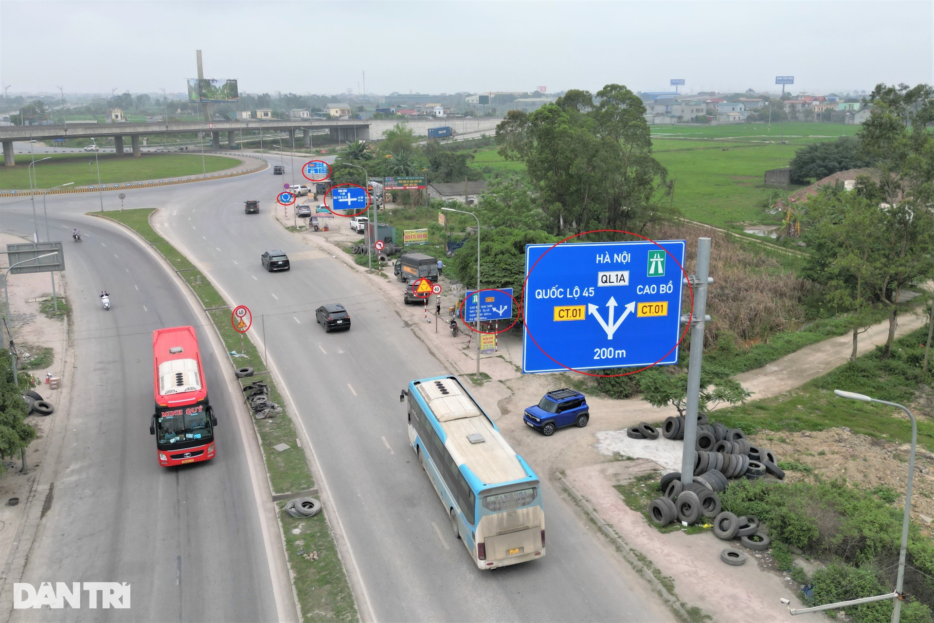 Chi chít biển báo tại nút giao quốc lộ 1 với cao tốc Bắc - Nam - 6 Chi chít biển báo tại nút giao quốc lộ 1 với cao tốc Bắc - Nam - 6