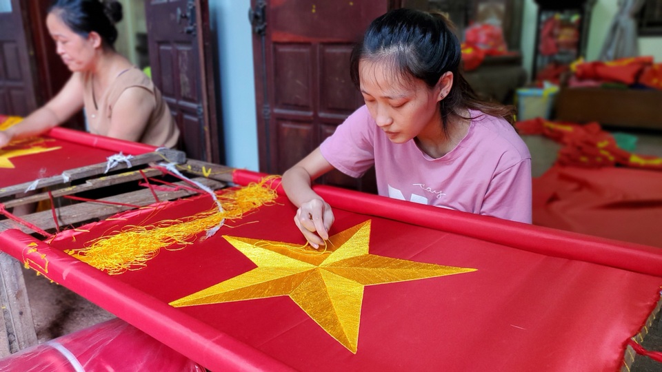 Làng nghề may cờ Tổ quốc nhộn nhịp trước ngày Quốc khánh - 8 Làng nghề may cờ Tổ quốc nhộn nhịp trước ngày Quốc khánh - 8
