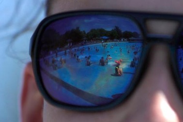 Cảnh giác với bệnh mắt khi đi tắm biển