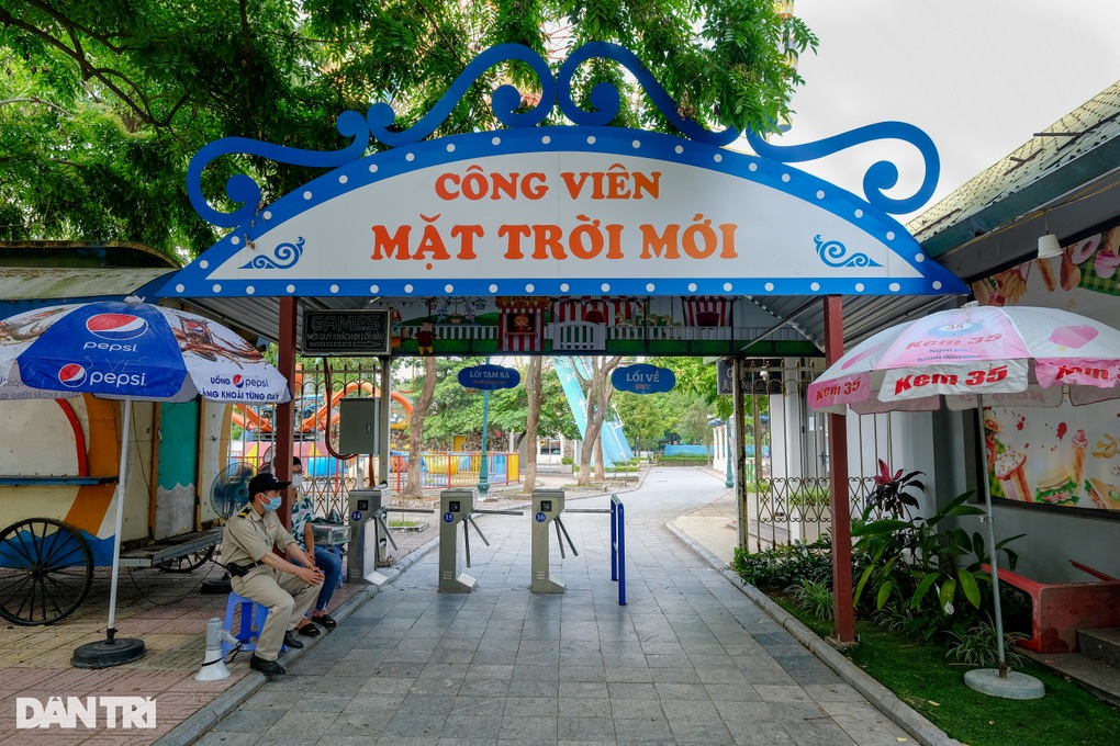 Hà Nội: Vòng đu quay khổng lồ ở công viên nước Hồ Tây thoi thóp chờ chết - 4 Hà Nội: Vòng đu quay khổng lồ ở công viên nước Hồ Tây thoi thóp chờ chết - 4