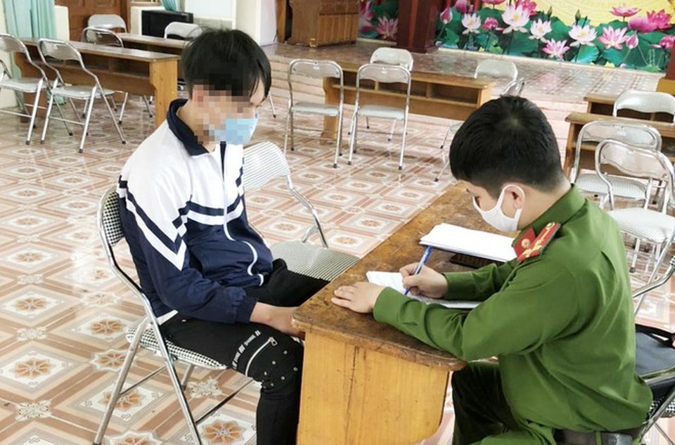 Hà Nội: Mâu thuẫn cá nhân, nữ sinh lớp 10 bị bạn lột trần - 1 Hà Nội: Mâu thuẫn cá nhân, nữ sinh lớp 10 bị bạn lột trần - 1