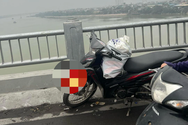 Cứu nam thanh niên nhảy cầu Vĩnh Tuy xuống sông Hồng