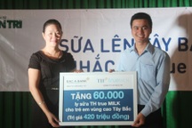 Trao 60.000 ly sữa TH True Milk và hơn 40 triệu đồng giúp các em học sinh huyện Mai Sơn