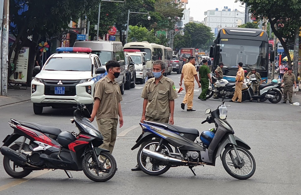 Hàng trăm cảnh sát phong tỏa nhiều giờ để kiểm tra quán bar ở TPHCM - 2 Hàng trăm cảnh sát phong tỏa nhiều giờ để kiểm tra quán bar ở TPHCM - 2