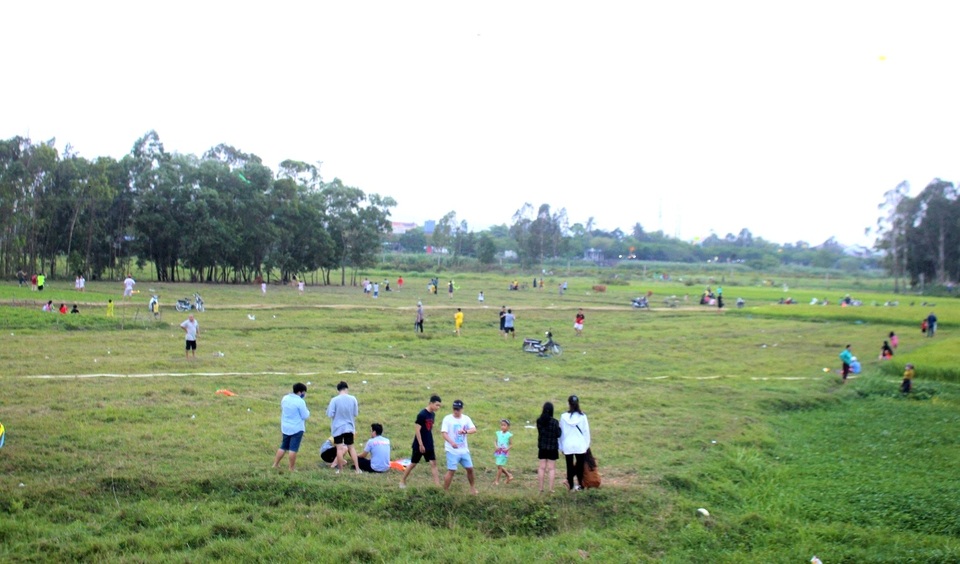 Bất chấp Covid-19, hàng trăm người vẫn tấp nập đi cúng Thanh minh - 6 Bất chấp Covid-19, hàng trăm người vẫn tấp nập đi cúng Thanh minh - 6