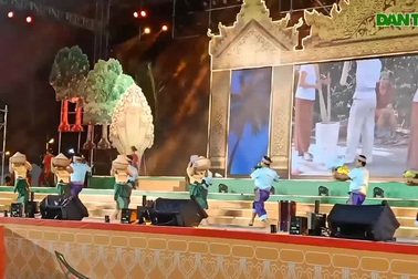 Xem tái hiện lễ Oóc Om Bóc của đồng bào Khmer