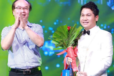 Ca sĩ Trọng Tấn khiến khán giả say đắm “Tiếng đàn bầu”