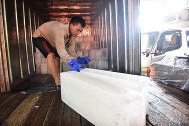 Bên trong xưởng đá lạnh khổng lồ ướp vải thiều Bắc Giang